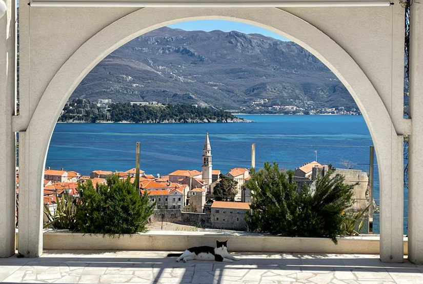 Meeresblick durch einen Rundbogen in Montenegro